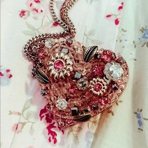 BETSEY Rose Gold Crystal Heart with flowers
